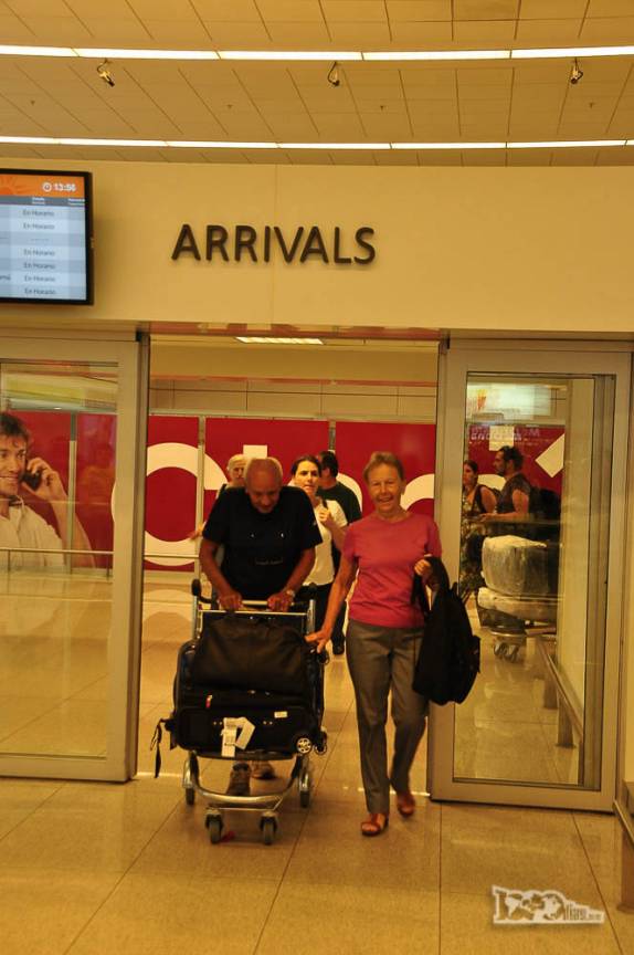 A chegada dos pais do Rodrigo ao aeroporto de Montevideo, no Uruguai